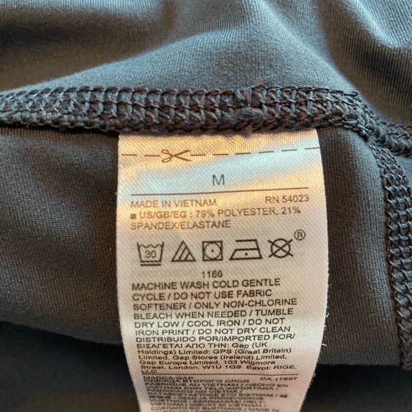 EUC GAPfit blackout workout leggings. Capri - Picture 8 of 11